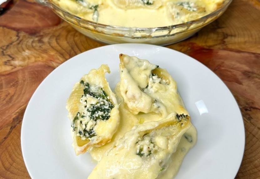 Conchiglione de Ricota com Espinafre ao Molho de Nata