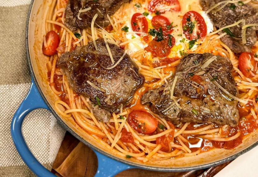 Spaguetti ao Molho de Tomate com Burrata